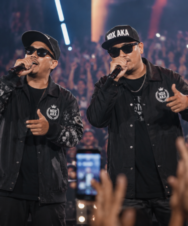 NDX AKA tampil membawakan lagu di atas panggung konser musik