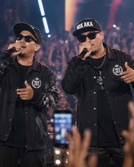 NDX AKA tampil membawakan lagu di atas panggung konser musik