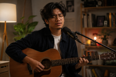 Budi Doremi tampil membawakan lagu di atas panggung konser dengan pencahayaan profesional dan suasana yang hangat