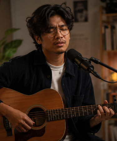 Budi Doremi tampil membawakan lagu di atas panggung konser dengan pencahayaan profesional dan suasana yang hangat