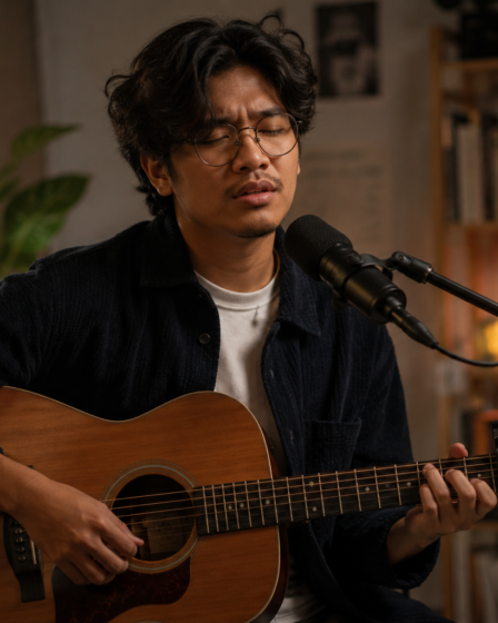 Budi Doremi tampil membawakan lagu di atas panggung konser dengan pencahayaan profesional dan suasana yang hangat