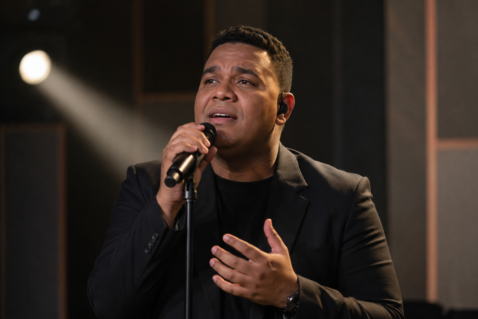 Andmesh Kamaleng tampil membawakan lagu di atas panggung konser dengan pencahayaan profesional.