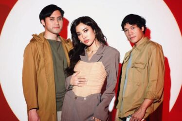 Vierratale Perjalanan Band Pop bersama personel band saat tampil di atas panggung