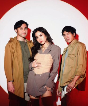 Vierratale Perjalanan Band Pop bersama personel band saat tampil di atas panggung