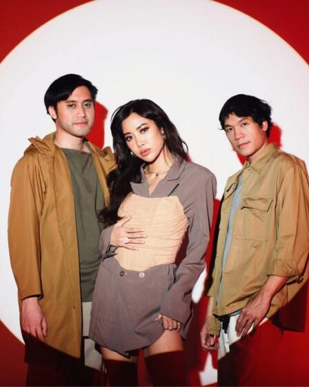 Vierratale Perjalanan Band Pop bersama personel band saat tampil di atas panggung