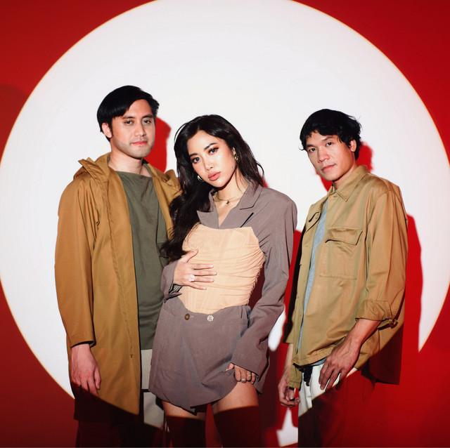 Vierratale Perjalanan Band Pop bersama personel band saat tampil di atas panggung