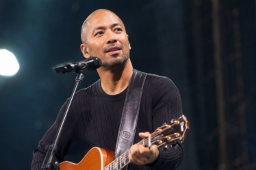 Marcell Siahaan tampil membawakan lagu di atas panggung konser dengan karakter vokal khas sebagai musisi Indonesia.
