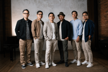 Kahitna tampil di atas panggung konser membawakan lagu-lagu cinta dengan formasi grup musik Indonesia.