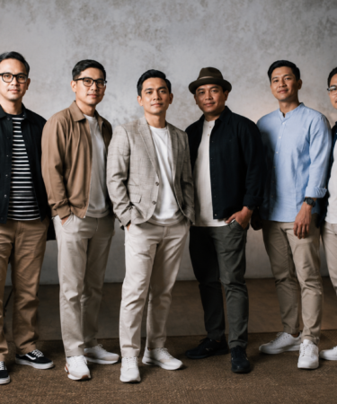 Kahitna tampil di atas panggung konser membawakan lagu-lagu cinta dengan formasi grup musik Indonesia.