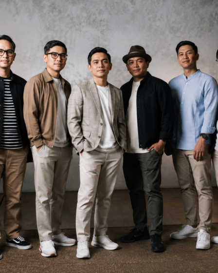 Kahitna tampil di atas panggung konser membawakan lagu-lagu cinta dengan formasi grup musik Indonesia.