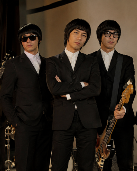 Personel The Changcuters tampil enerjik di atas panggung konser dengan nuansa rock and roll dan pencahayaan panggung yang meriah