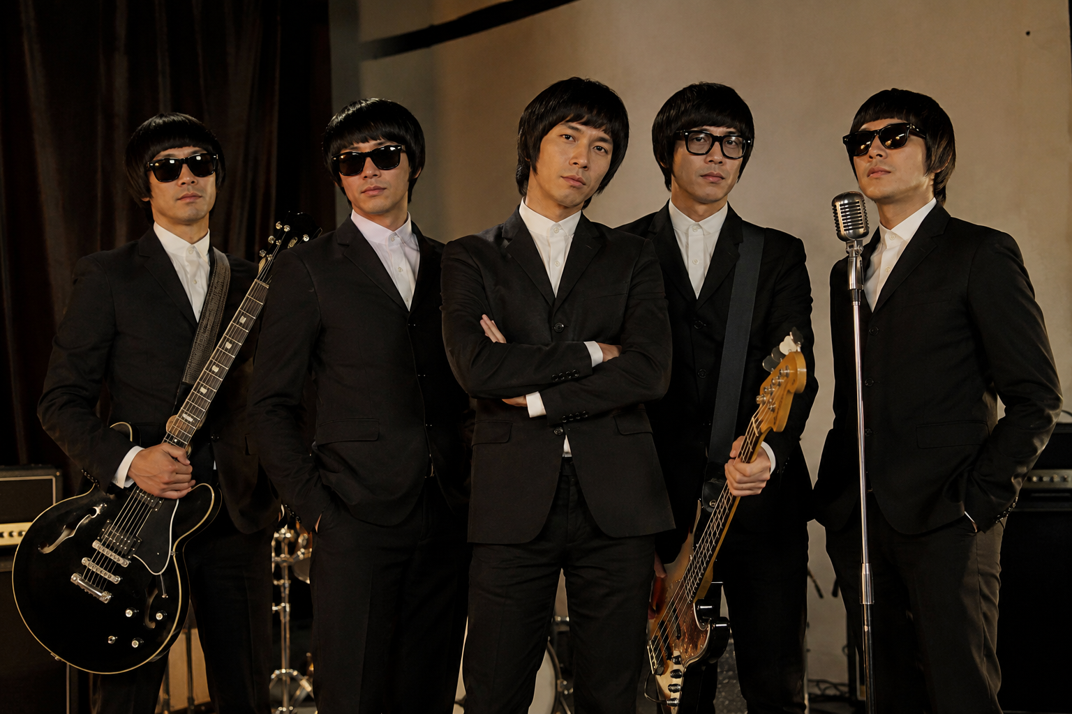 Personel The Changcuters tampil enerjik di atas panggung konser dengan nuansa rock and roll dan pencahayaan panggung yang meriah