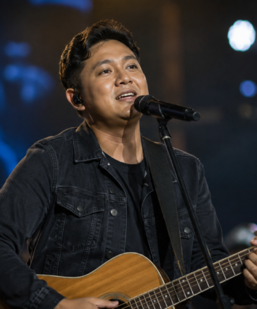 Perjalanan Karier Denny Caknan saat tampil di atas panggung.