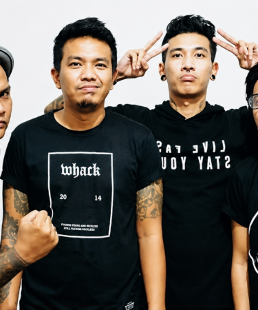 Last Child Band Pop Rock Indonesia saat tampil membawakan lagu di atas panggung konser.