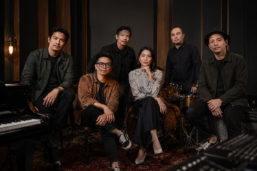 Maliq D'Essentials Band Indonesia tampil membawakan musik jazz pop di atas panggung konser dengan pencahayaan profesional