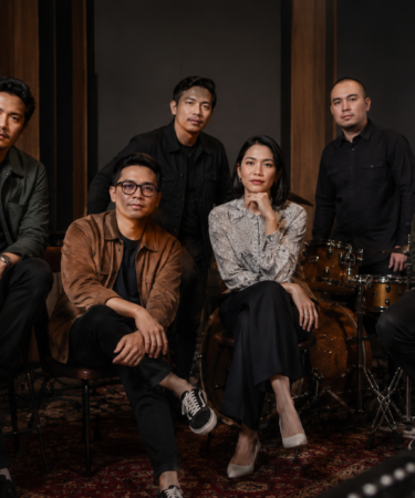 Maliq D'Essentials Band Indonesia tampil membawakan musik jazz pop di atas panggung konser dengan pencahayaan profesional