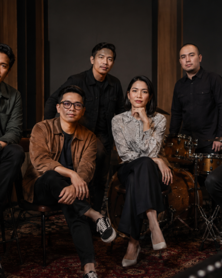 Maliq D'Essentials Band Indonesia tampil membawakan musik jazz pop di atas panggung konser dengan pencahayaan profesional