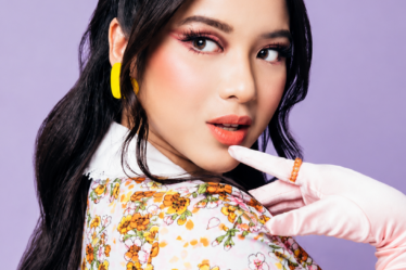 Tiara Andini tampil membawakan lagu dalam sebuah pertunjukan musik.