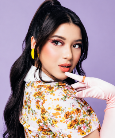 Tiara Andini tampil membawakan lagu dalam sebuah pertunjukan musik.