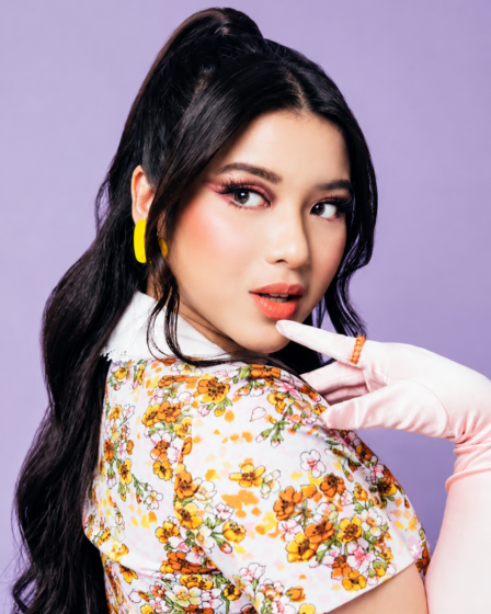 Tiara Andini tampil membawakan lagu dalam sebuah pertunjukan musik.