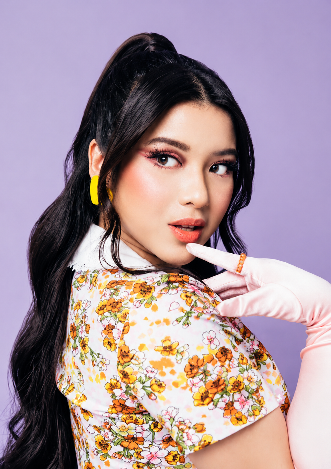 Tiara Andini tampil membawakan lagu dalam sebuah pertunjukan musik.