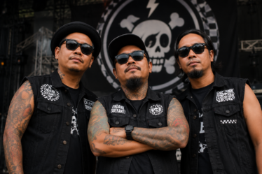 Endank Soekamti tampil energik di atas panggung konser musik Indonesia