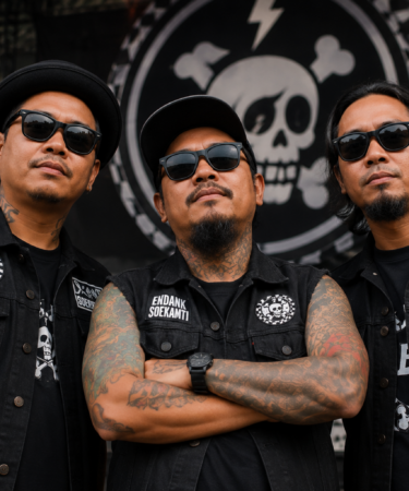 Endank Soekamti tampil energik di atas panggung konser musik Indonesia