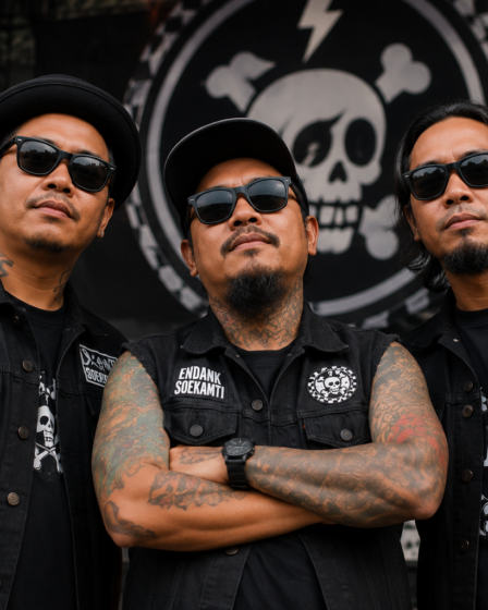Endank Soekamti tampil energik di atas panggung konser musik Indonesia