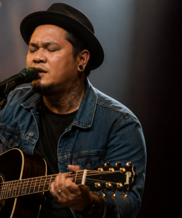 Virgoun tampil membawakan lagu di atas panggung konser musik Indonesia