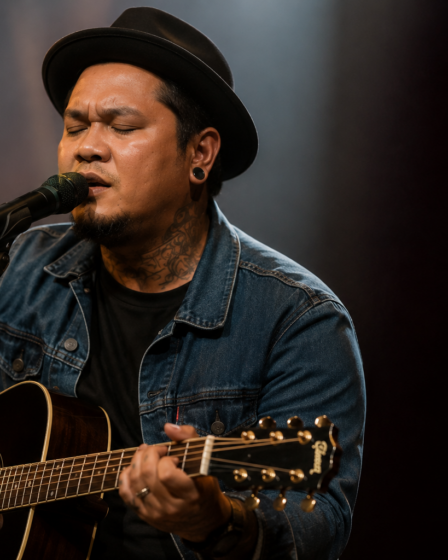 Virgoun tampil membawakan lagu di atas panggung konser musik Indonesia