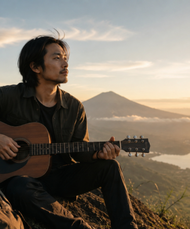 Fiersa Besari tampil membawakan lagu di atas panggung sambil memainkan gitar di hadapan para penonton.