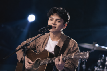 Fabio Asher tampil membawakan lagu pop Indonesia di atas panggung konser dengan pencahayaan profesional