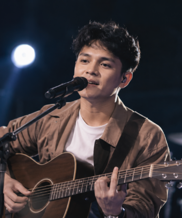 Fabio Asher tampil membawakan lagu pop Indonesia di atas panggung konser dengan pencahayaan profesional