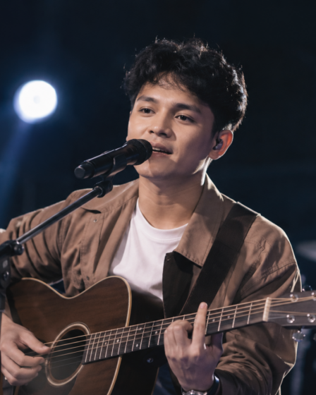 Fabio Asher tampil membawakan lagu pop Indonesia di atas panggung konser dengan pencahayaan profesional