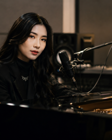 Isyana Sarasvati tampil di atas panggung membawakan karya musik dengan nuansa artistik dan pencahayaan konser yang dramatis