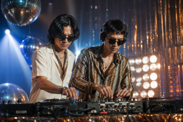 Diskoria Duo Musik yang Berhasil Menghidupkan Nuansa Disco Modern saat tampil di atas panggung dengan nuansa musik retro dan tata cahaya konser