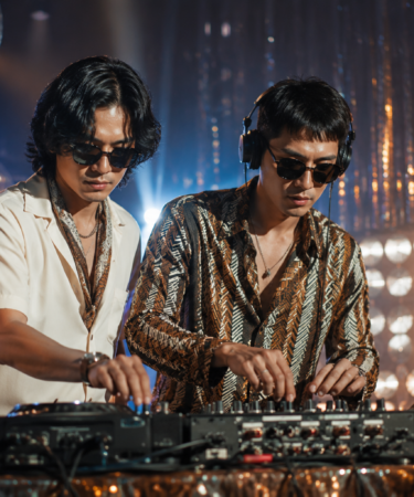 Diskoria Duo Musik yang Berhasil Menghidupkan Nuansa Disco Modern saat tampil di atas panggung dengan nuansa musik retro dan tata cahaya konser