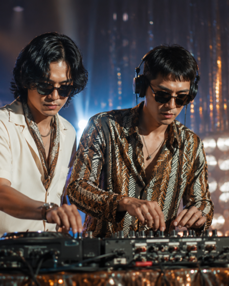 Diskoria Duo Musik yang Berhasil Menghidupkan Nuansa Disco Modern saat tampil di atas panggung dengan nuansa musik retro dan tata cahaya konser