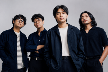 Reality Club tampil membawakan lagu di atas panggung konser dengan penampilan energik di hadapan penonton.