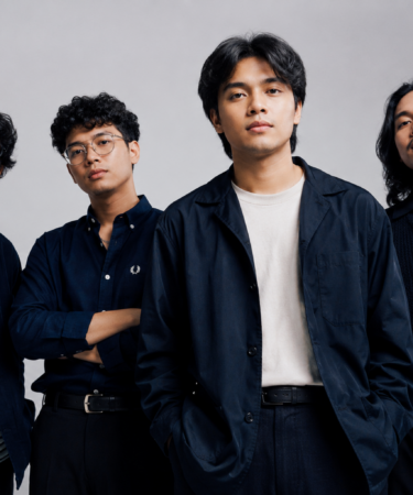 Reality Club tampil membawakan lagu di atas panggung konser dengan penampilan energik di hadapan penonton.
