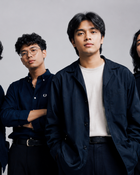 Reality Club tampil membawakan lagu di atas panggung konser dengan penampilan energik di hadapan penonton.