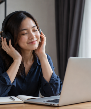 Playlist Lagu Indonesia Terbaik diputar melalui aplikasi streaming musik dengan suasana santai saat bekerja di meja kerja modern