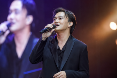 Rizky Febian tampil membawakan lagu di atas panggung konser dengan penampilan profesional sebagai penyanyi pop Indonesia.
