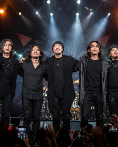 Dewa 19 tampil membawakan lagu dalam konser besar di Indonesia