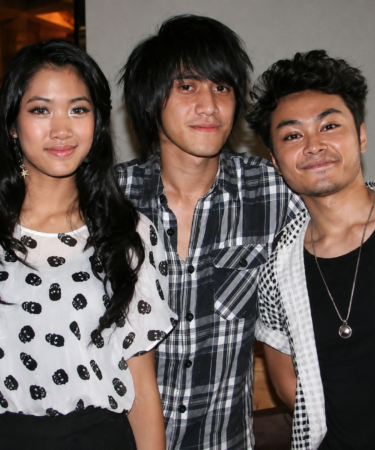 Vierratale tampil di atas panggung sebagai band pop Indonesia yang berevolusi dari Vierra hingga sekarang.