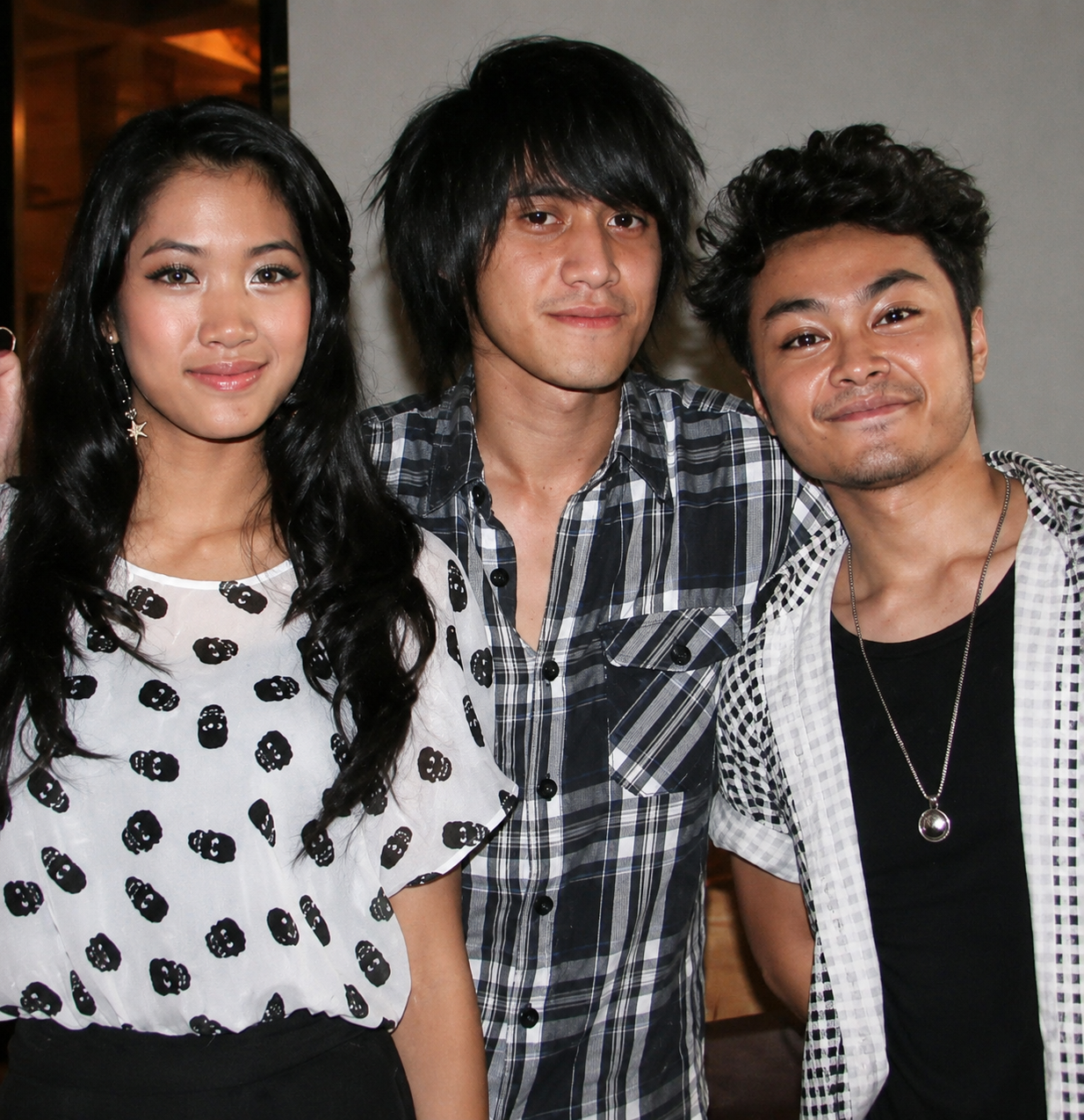 Vierratale tampil di atas panggung sebagai band pop Indonesia yang berevolusi dari Vierra hingga sekarang.