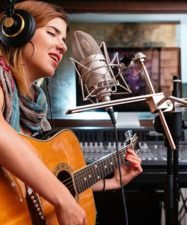 review lagu yang membangun emosi melalui aransemen minimalis
