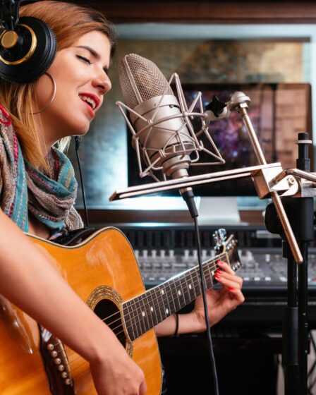 review lagu yang membangun emosi melalui aransemen minimalis