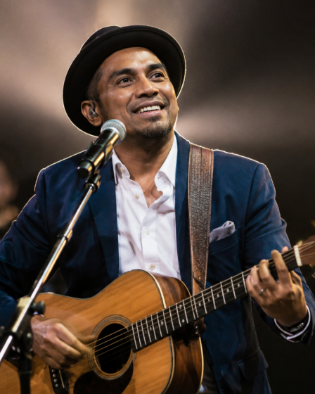 Glenn Fredly tampil di atas panggung saat membawakan lagu di sebuah konser musik Indonesia.