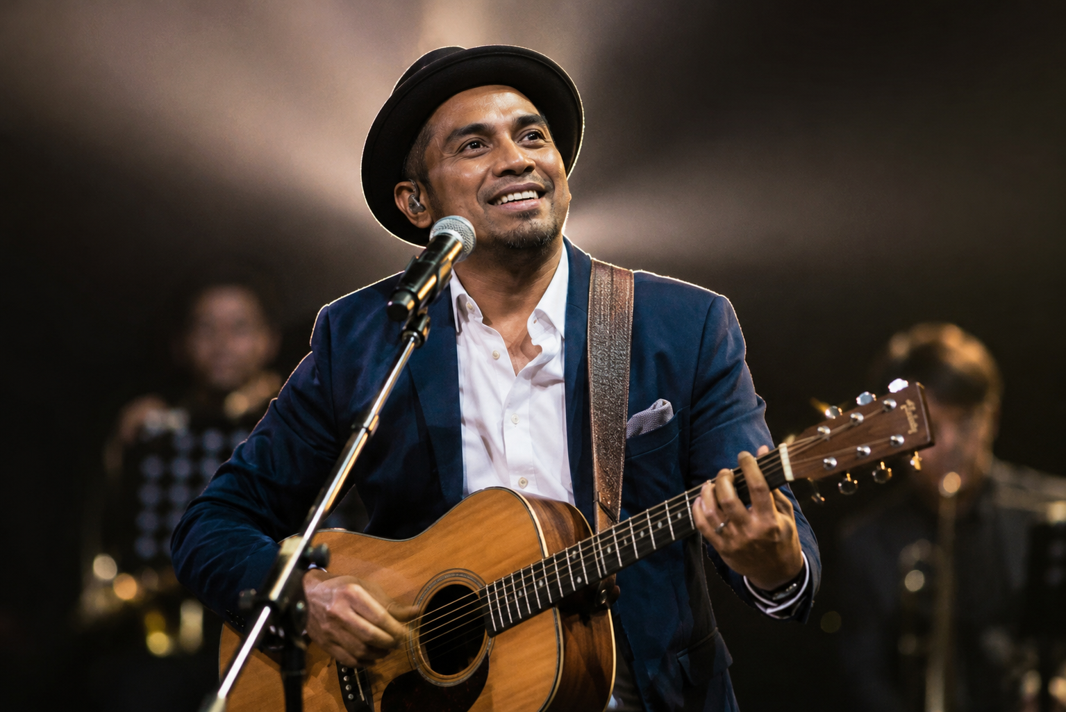 Glenn Fredly tampil di atas panggung saat membawakan lagu di sebuah konser musik Indonesia.